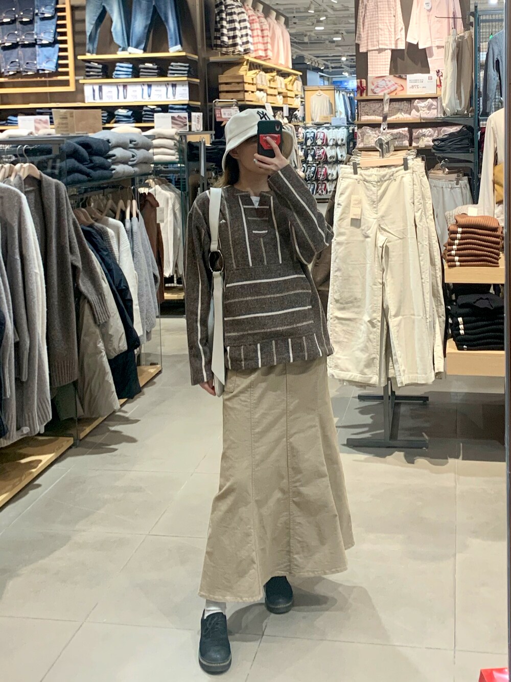 「ootd、休闲、oversize、基础款、渔夫帽、秋冬コーデ、MLB」｜「Urban Forest Campsiteのアイテム（その他トップス、ブラウン系）」を使った、KreuzRoseさん（レディース・164cm）の冬コーディネートの1枚目の写真