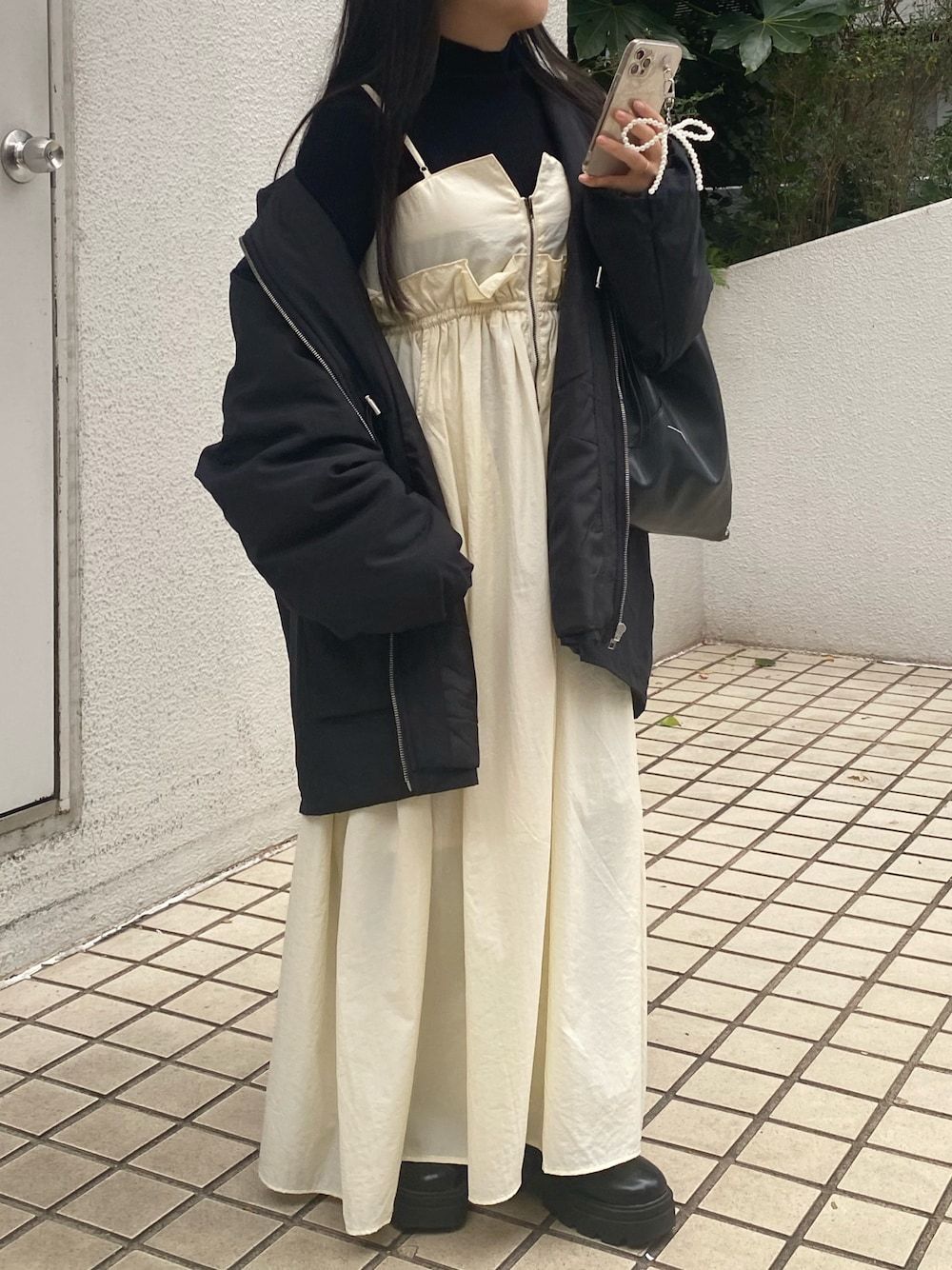 「秋冬コーデ、冬コーデ、冬、休日スタイル、ワンピース、モノトーン、モノトーンコーデ、カジュアルコーデ、カジュアル、カジュアルガーリー、低身長コーデ、きれいめカジュアル、低身長女子、低身長、オトナカジュアル」｜「EVOLの【EVOL】ソフトストレッチ厚底ブーツ IV5271（ブーツ、ブラック系）」を使った、yoniさん（レディース・146cm）の冬コーディネートの1枚目の写真