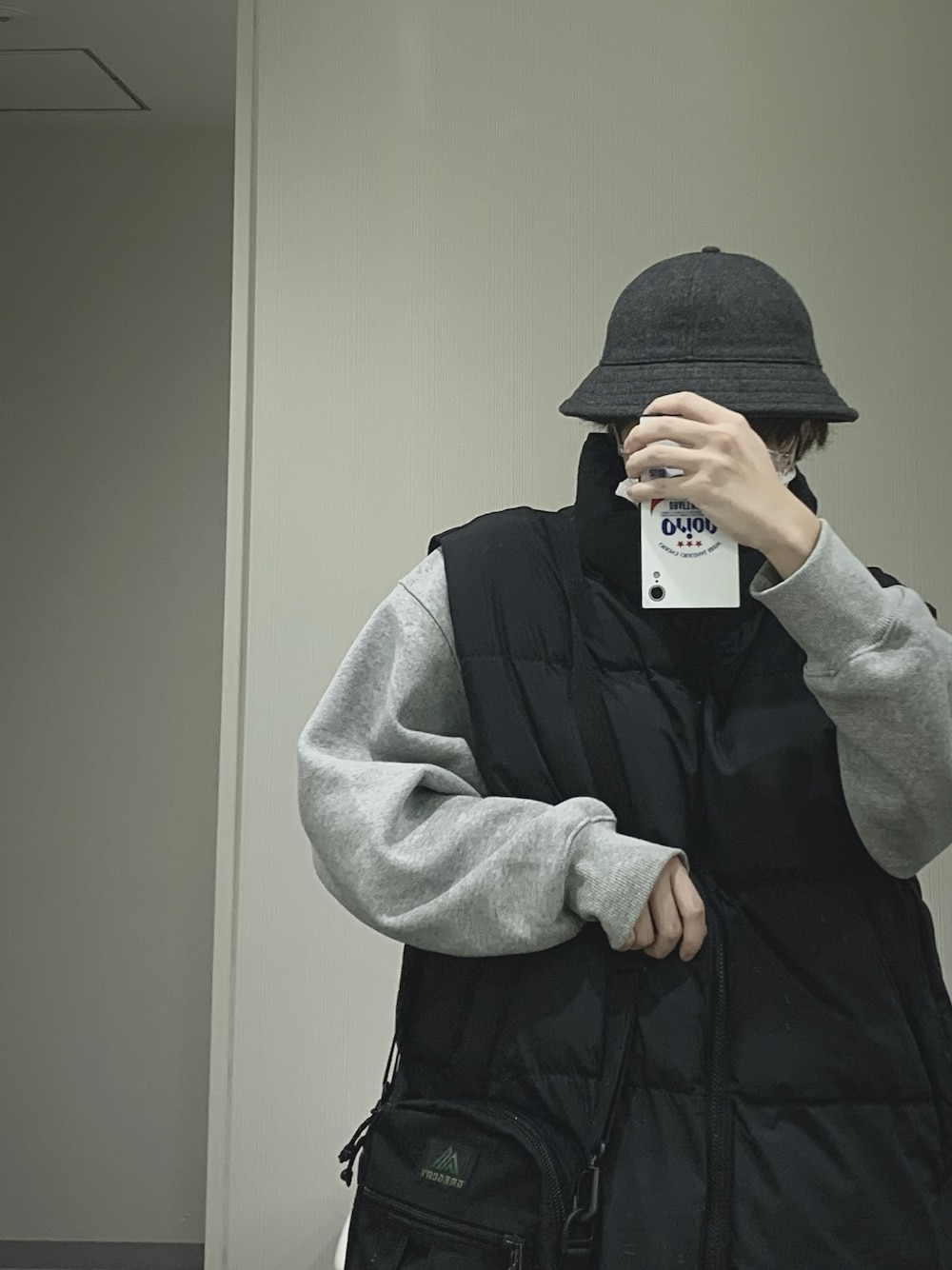 「秋服、シンプルコーデ、モノトーンコーデ、ストリート、ブラック、ビックシルエット、オーバーサイズ、ダウンベスト、スウェット、ベルハット、バケットハット、GU、UNIQLO、お洒落さんとつながりたい、WEARハロウィン2022」｜「UNIQLOのアイテム（ハット、グレー系）」を使った、つかささん（メンズ・168cm）の秋コーディネートの1枚目の写真
