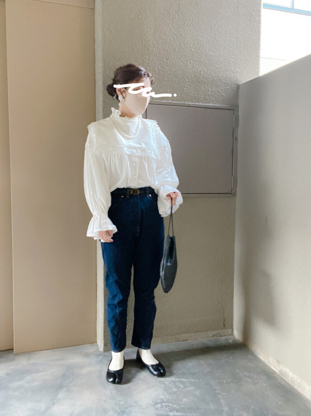 「PERNAのアイテム（シャツ/ブラウス、ホワイト系）」を使った、erikaさん（レディース・160cm）の冬コーディネートの1枚目の写真