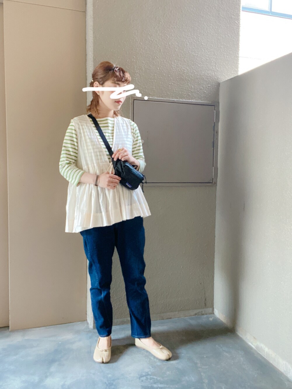 ブラック系のボディバッグ/ウエストポーチ、ブルー系のデニムパンツ、ホワイト系のシャツ/ブラウスを着用したレディースの春コーディネートの1枚目の写真