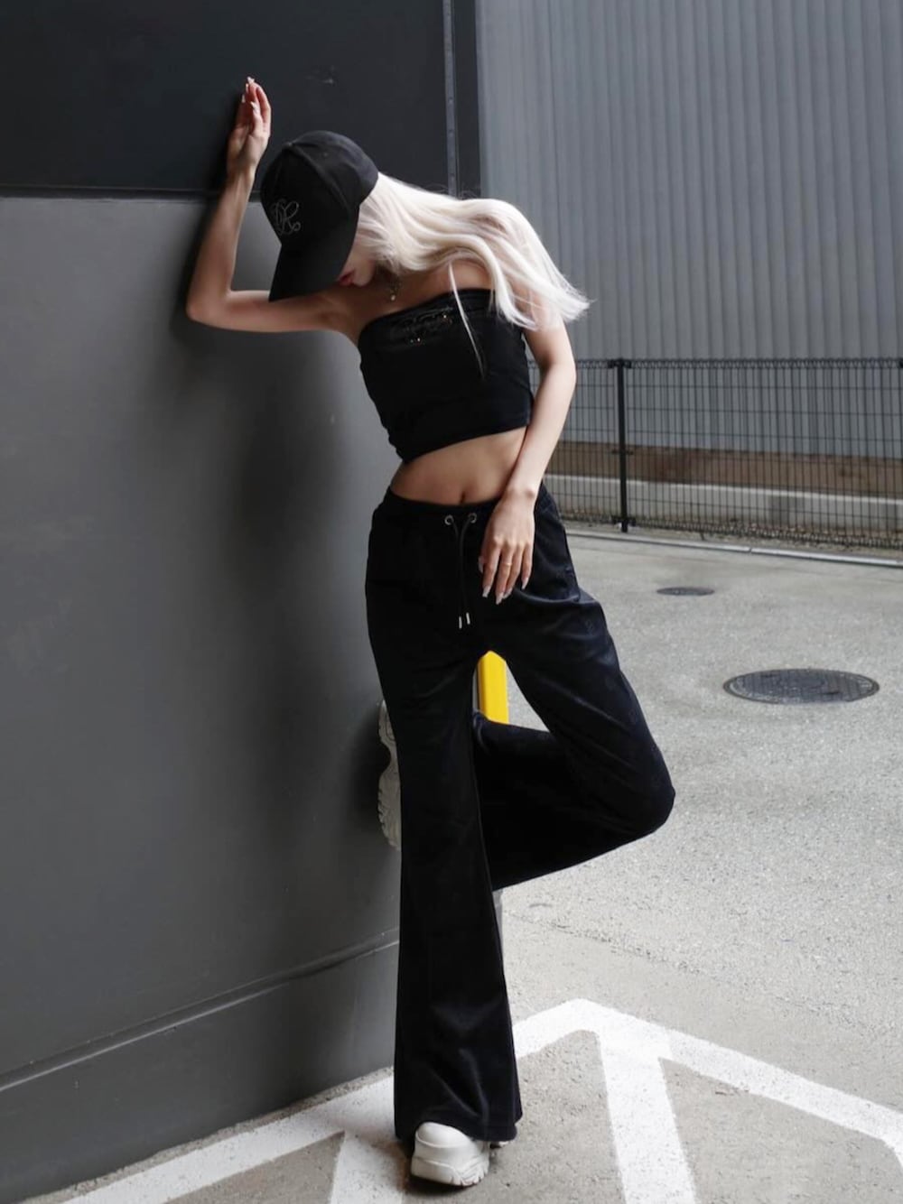 Darich（ダーリッチ）の「シグネチャーDRベロアフレアパンツ（その他