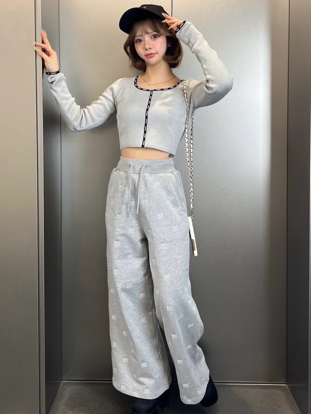 ロゴパターンラメスウェットパンツを使った人気ファッション