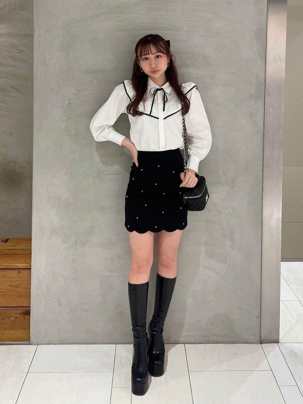 スカラップパールミニスカートを使った人気ファッションコーディネート  