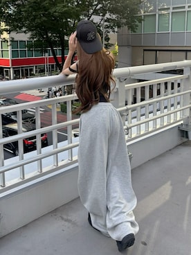 「Darich（ダーリッチ）のクリスタルロゴグリッタースウェットワイドパンツ（スラックス、グレー系）」を使った、Darichさん（レディース・160cm）の夏コーディネート