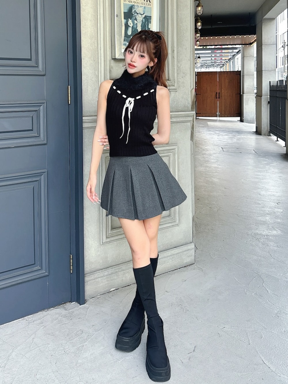 「ミニスカート、秋服、おでかけコーデ、シンプル、秋のコーデ、大人コーデ、今日のコーデ、キレイめコーデ、モノトーンコーデ、プリーツスカート、Darich、darich、ダーリッチ、ニット、ニット/セーター」｜「Darichのステッチリボンノースリニットトップス（ニット/セーター、ブラック系）」を使った、Darichさん（レディース・158cm）の秋コーディネートの1枚目の写真