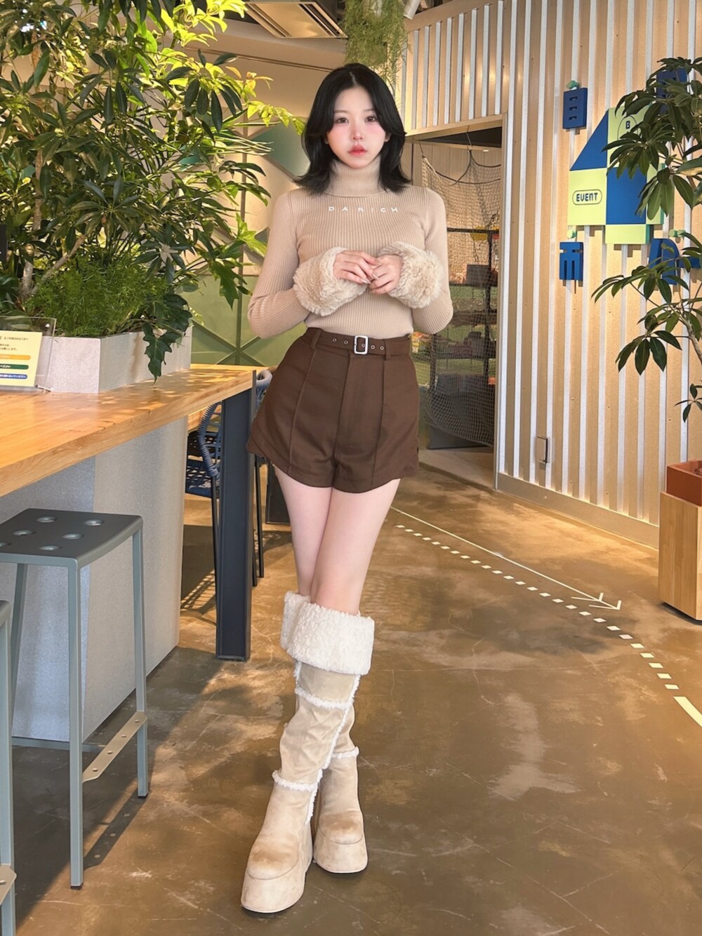 フェイクムートンニーハイブーツを使った人気ファッション