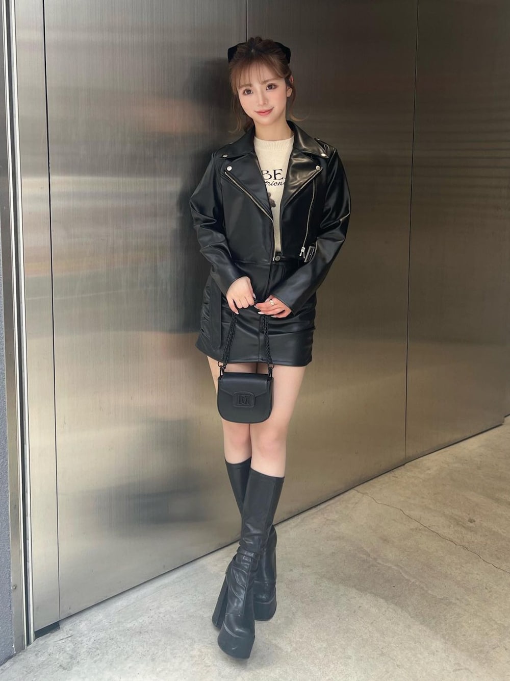 レザーミニスカートを使った人気ファッションコーディネート - WEAR