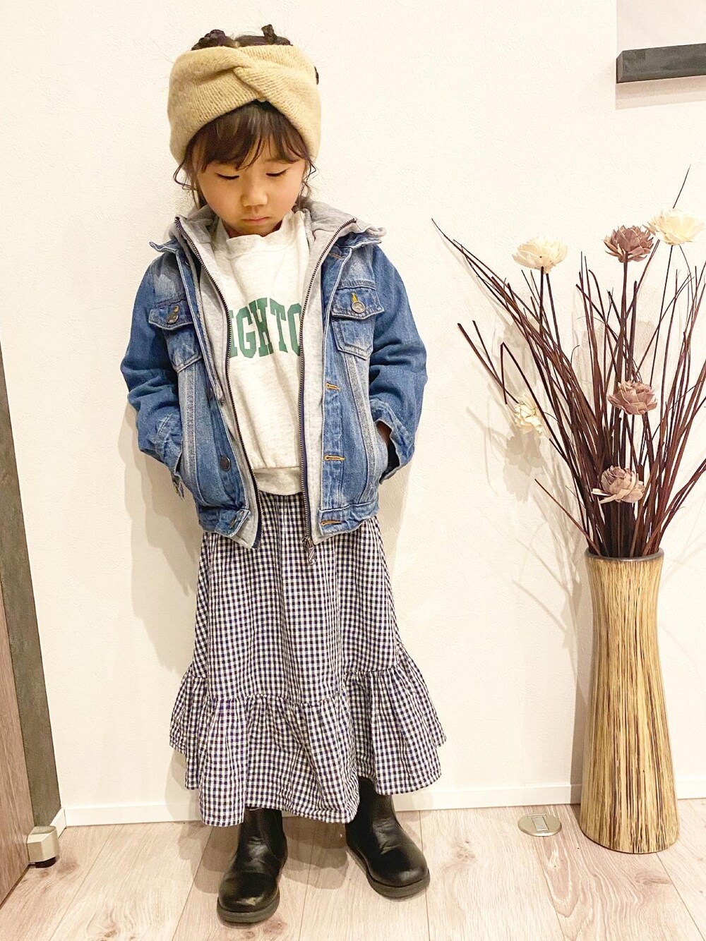 「海美、海美コーデ、5歳、女の子、女の子コーデ、キッズファッション、キッズコーデ、冬コーデ」｜「GLOBAL WORKの【キッズ】イージーDRY/ショートプルオーバー/263095（スウェット、グレー系）」を使った、海美さん（キッズ・100cm）の冬コーディネートの1枚目の写真