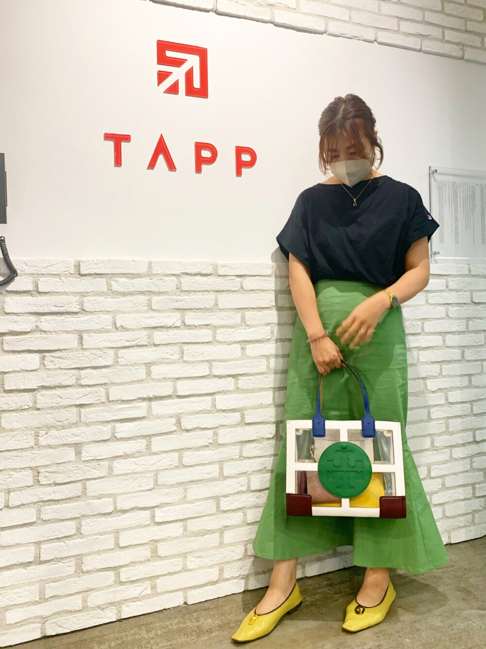 「グリーンコーデ、オフィスカジュアル、オトナ女子、ママコーデ、マーメイドスカート、カラーブロック、シンプル、元アパレル人事」｜「Championの(Champion)＜ROSE BUD別注＞Championチャンピオンカットソー（Tシャツ/カットソー、ブラック系）」を使った、aoimama1125さん（レディース・160cm）の夏コーディネートの1枚目の写真