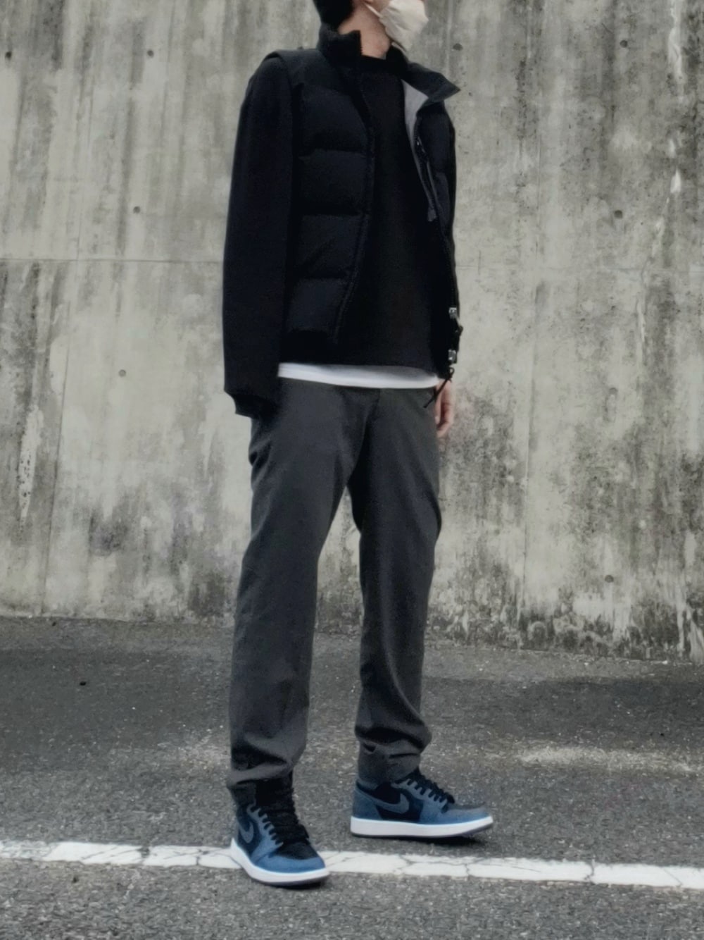 「ダウンベスト、モックネック、スラックス、NIKE、エアジョーダン1、AJ1、ダークマリーナブルー、フユコーデ、オトナストリート、グレースラックス、ハイカットスニーカー」｜「UNIQLOのアイテム（スウェット、ブラック系）」を使った、itotai-wさん（メンズ・175cm）の冬コーディネートの1枚目の写真