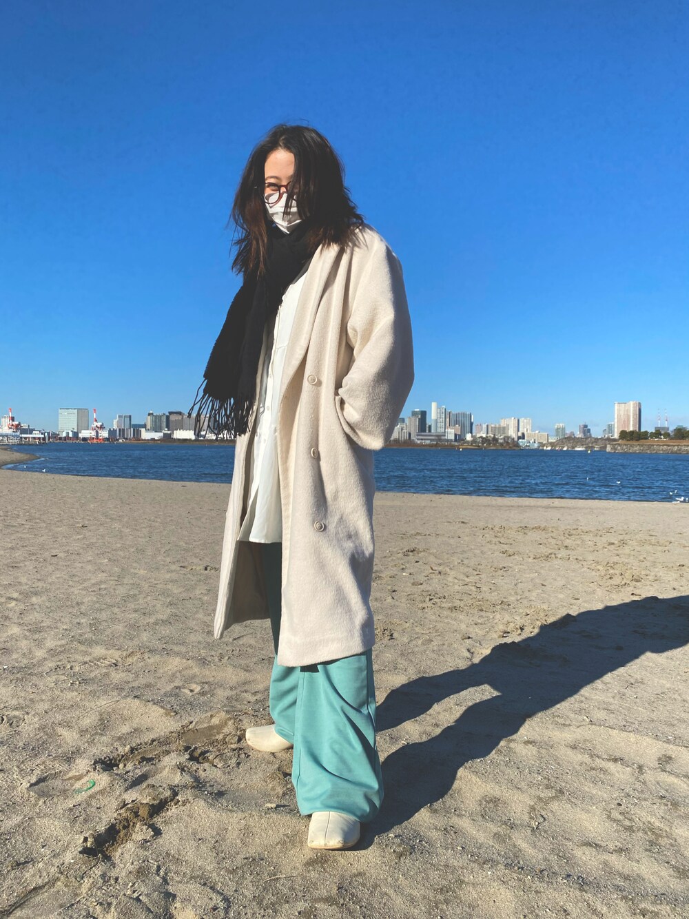 「差し色、パンツスタイル、大人かわいい、春、メガネ女子、白、青×白、GUコーデ、低身長、いいね、save、フォローお願いします🤑」｜「INGNIのアイテム（ピーコート、ホワイト系）」を使った、CHANGさん（レディース・156cm）の冬コーディネートの1枚目の写真