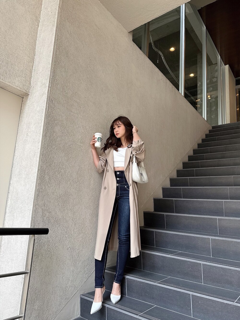 「GYDAのLOOSEトレンチコート（トレンチコート、ベージュ系）」を使った、mikuさん（レディース・160cm）の春コーディネートの1枚目の写真