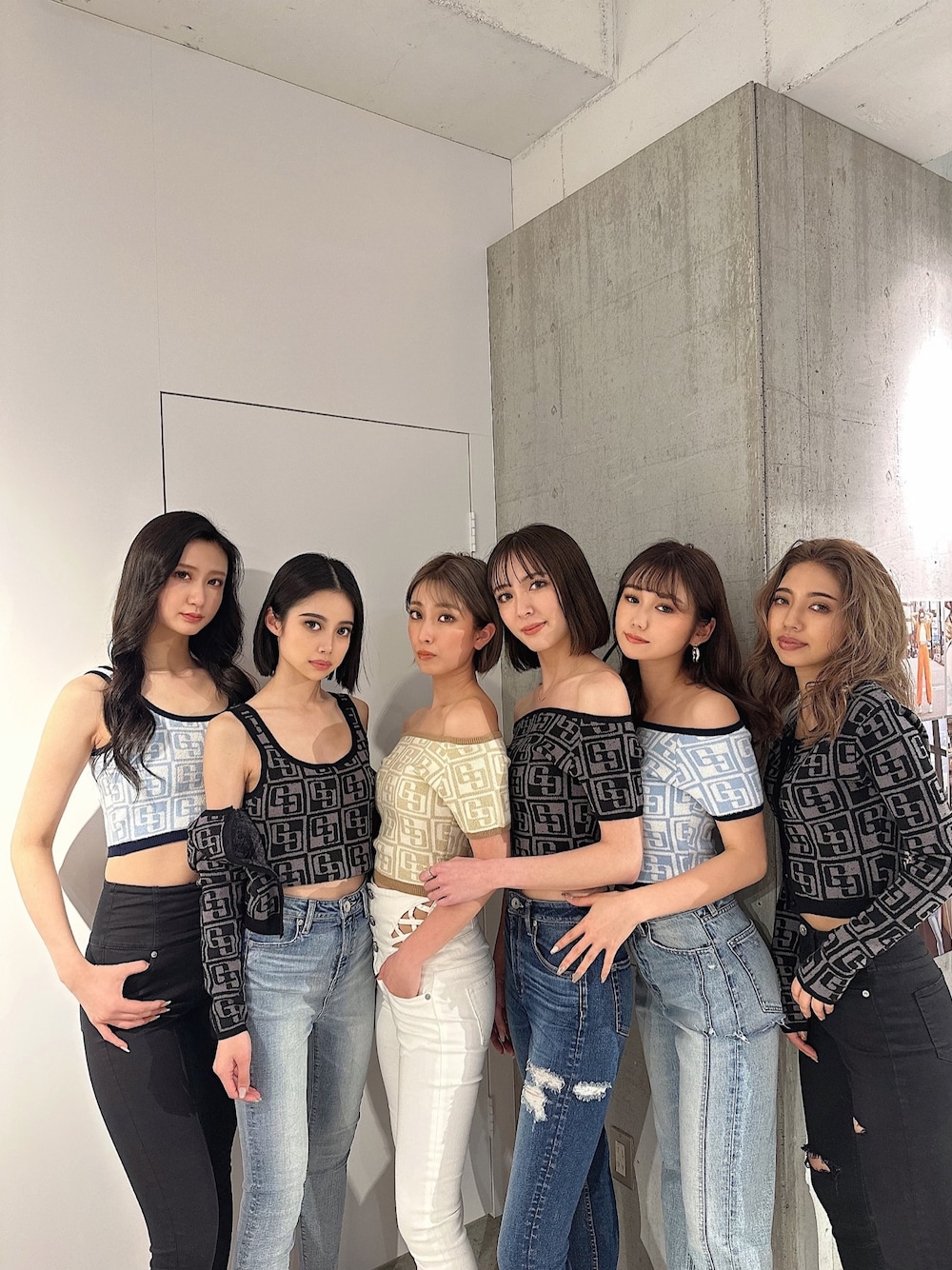 「GYDAのGG TILE PATTERN SHORTニットトップス（ニット/セーター、ブルー系）」を使った、mikuさん（レディース・160cm）の冬コーディネートの1枚目の写真