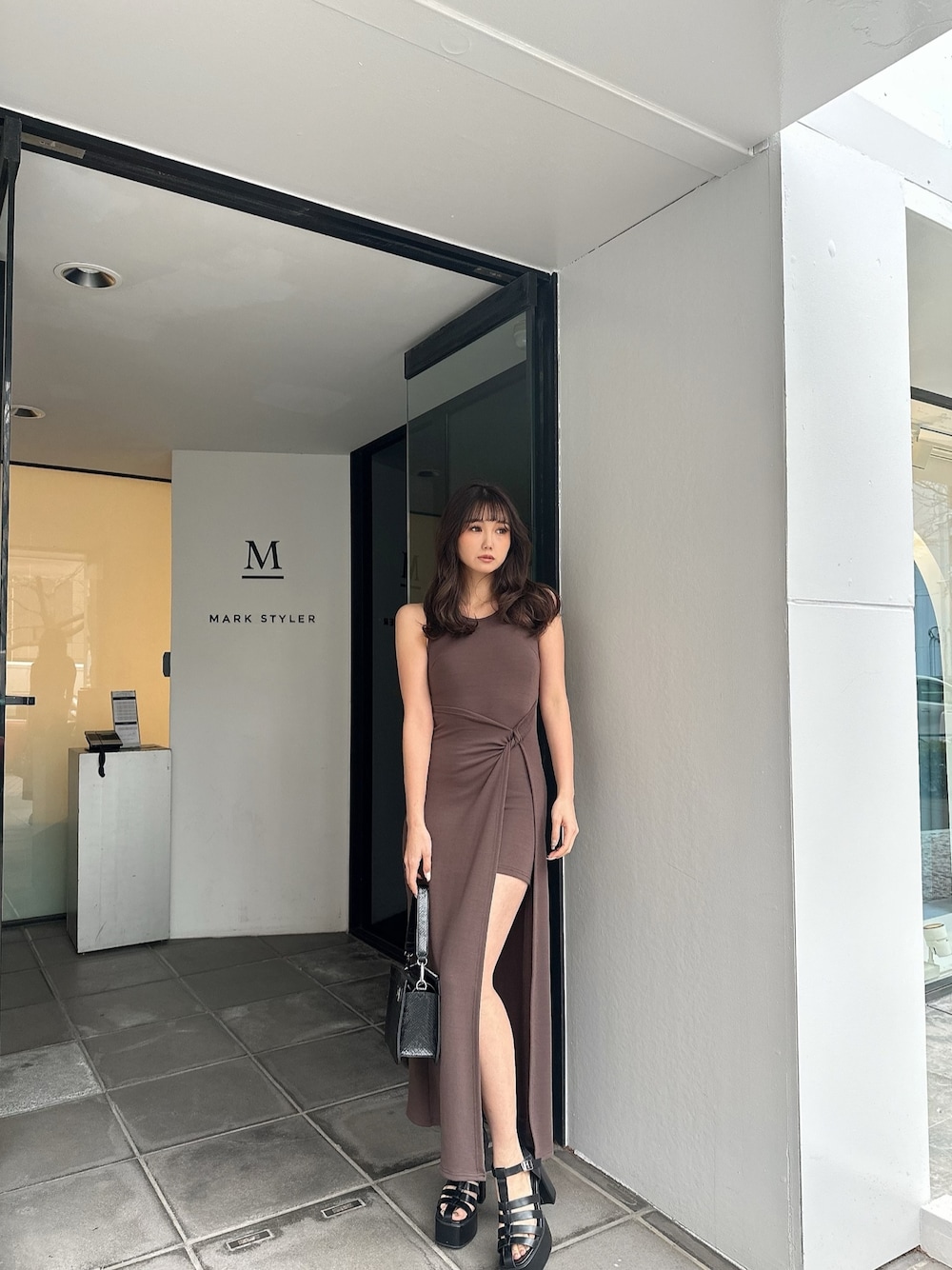 「GYDAのTWISTレイヤードデザインノースリーブワンピース（ワンピース、ブラウン系）」を使った、mikuさん（レディース・160cm）の春コーディネートの1枚目の写真
