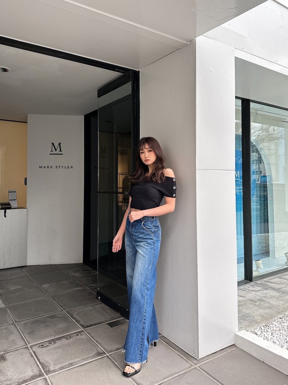「GYDAのオフショルGGボタンニットTOPS（ニット/セーター、ブラック系）」を使った、mikuさん（レディース・160cm）の春コーディネートの1枚目の写真