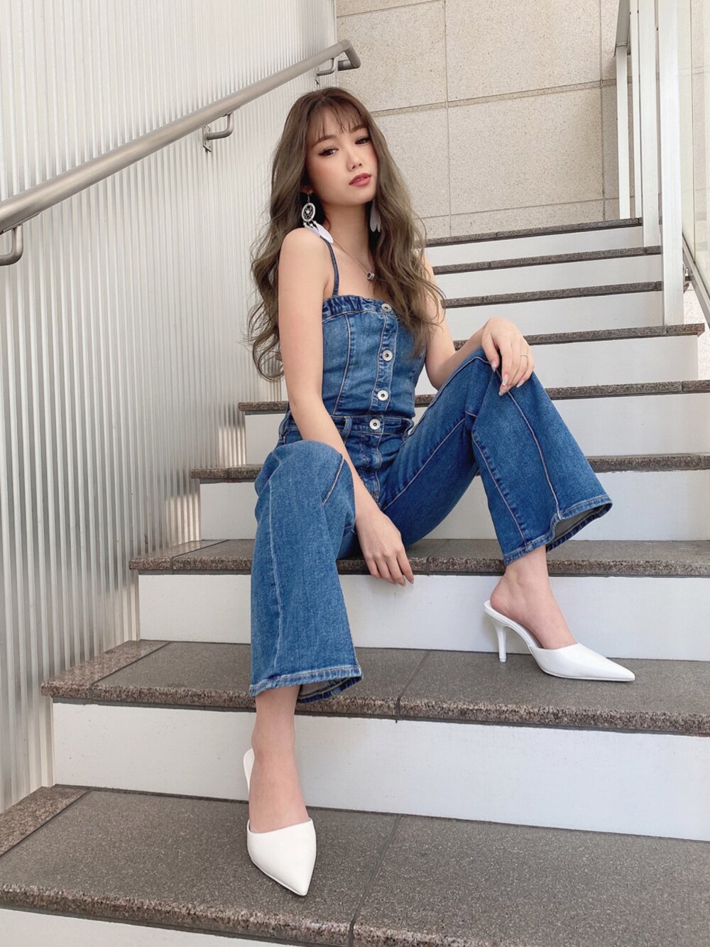 ホワイト系のパンプス、ホワイト系のピアス（両耳用）を着用したレディースの春コーディネートの1枚目の写真