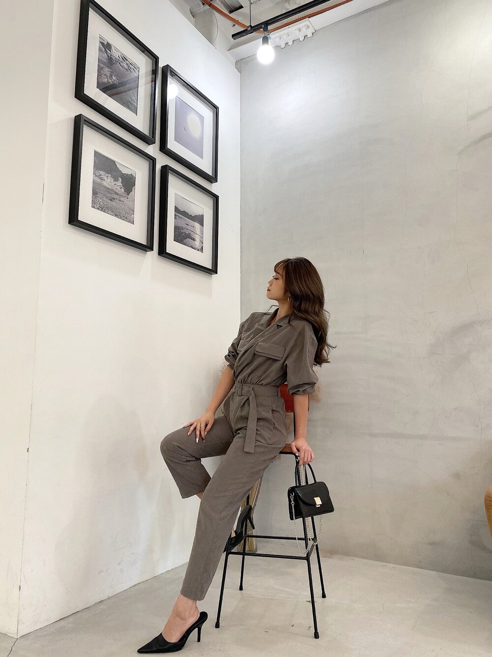 「GYDAの【GYDA×KODAKUMI】BACK OPEN PEACH SKINロンパース（サロペット/オーバーオール、グレー系）」を使った、mikuさん（レディース・160cm）の秋コーディネートの1枚目の写真