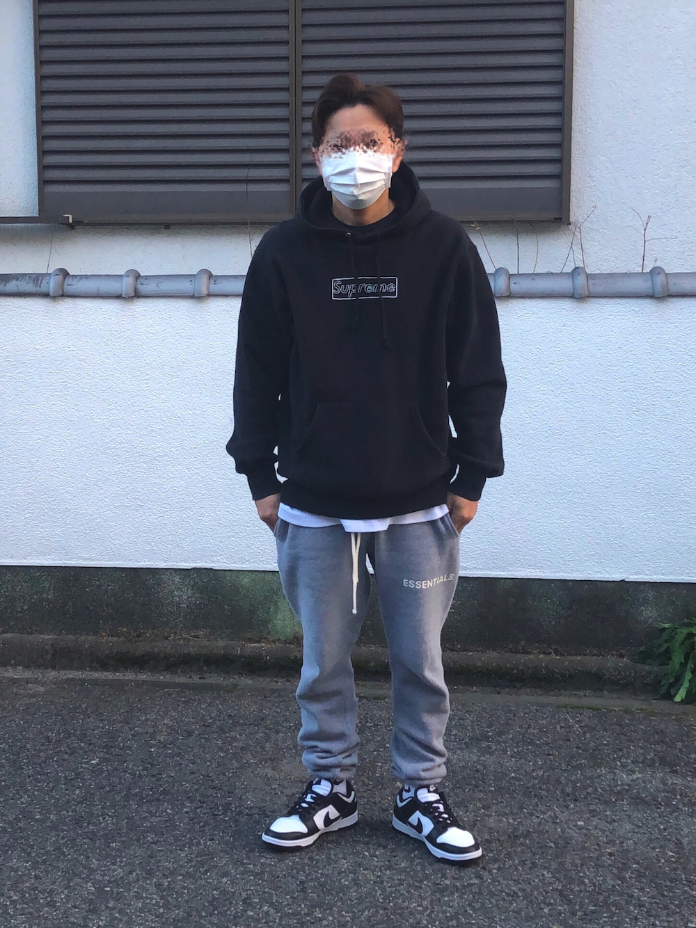 「supreme、nikedunk、ESSENTIALS」｜「Supreme のアイテム（パーカー、ブラック系）」を使った、三毛猫さん（メンズ・168cm）の冬コーディネートの1枚目の写真