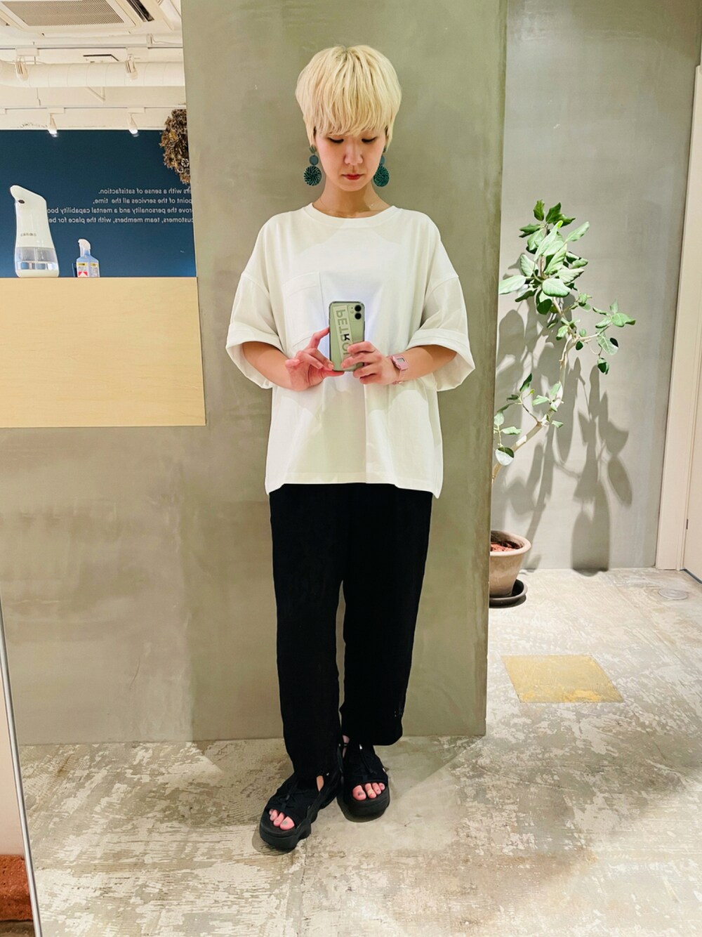「スポーツサンダル、サンダル、白Tシャツ、メンズＴシャツ、半袖シャツ、金髪、金髪ショート、美容師、美容師コーデ」｜「NIKEのアイテム（サンダル、ブラック系）」を使った、Enya    Harukaさん（レディース・161cm）の夏コーディネートの1枚目の写真