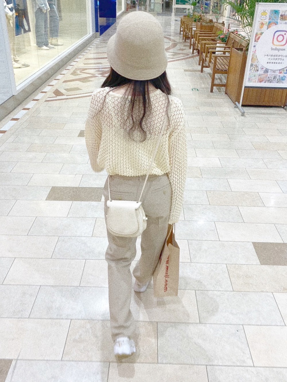 「淡色コーデ、セレクトモカ(select MOCA)、GU、NIKE、ヘザー(Heather)、ベージュ、低身長、低身長コーデ、秋コーデ」｜「NIKEのNIKE AIR RIFT BREATHE / ナイキ エア リフト ブリーズ / スニーカーサンダル【SP】（スニーカー、ホワイト系）」を使った、モエさん（レディース・148cm）の秋コーディネートの1枚目の写真