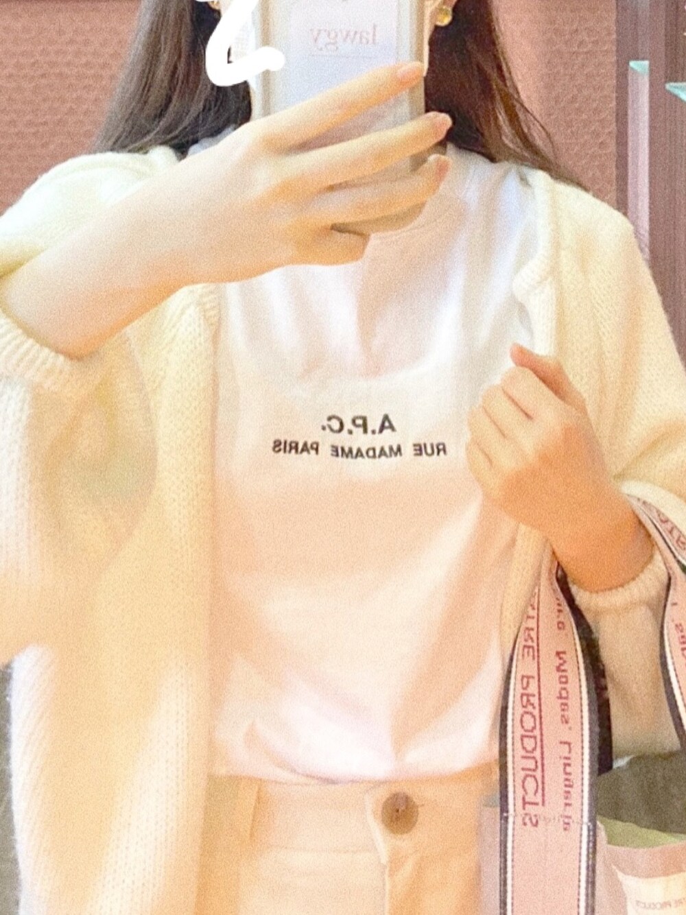 「アイボリー、アイボリーコーデ、ホワイトコーデ、低身長、低身長コーデ、低身長女子、淡色コーデ、APC、converse、シアタープロダクツ(THEATRE PRODUCTS)、lawgy、カーディガン」｜「A.P.C.のT-SHIRT PETITE RUE MADAME H（Tシャツ/カットソー、ホワイト系）」を使った、モエさん（レディース・148cm）の夏コーディネートの1枚目の写真
