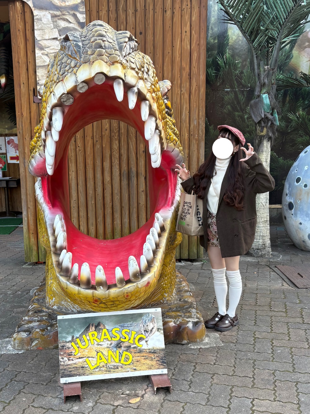 ブラウン系のジャケット/アウター、その他のパンツ、ブラウン系のその他シューズを着用したレディースの秋コーディネートの1枚目の写真