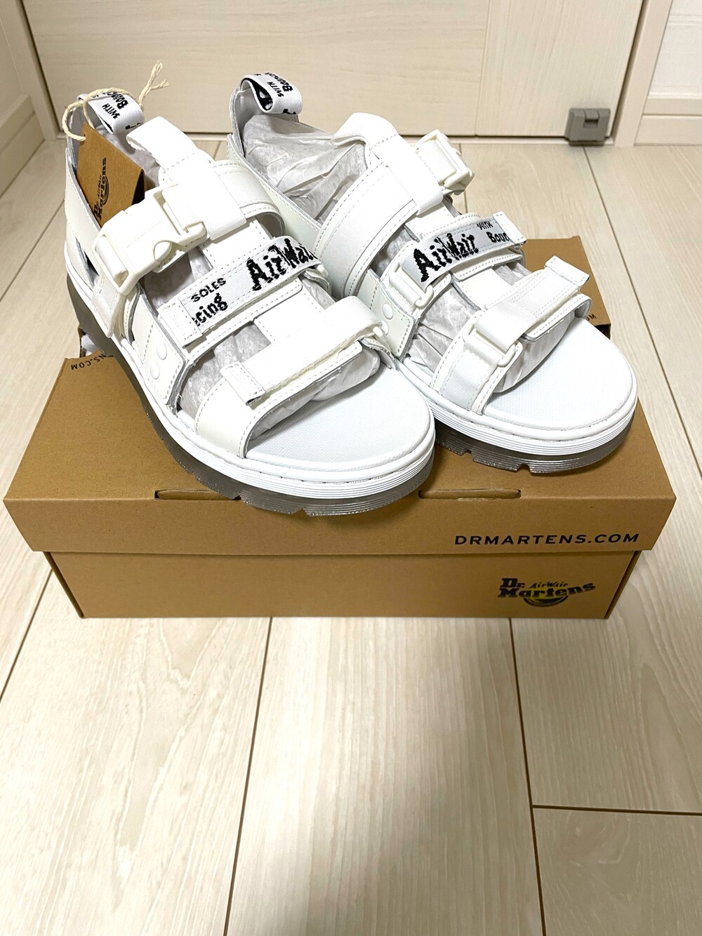 「Dr.Martens、ホワイトコーデ、サンダル、夏コーデ、ショッピング」｜「Dr. MartensのDr.Martens Pearson 27295100（サンダル、ホワイト系）」を使った、ラダバンプさん（メンズ・167cm）の夏コーディネートの1枚目の写真