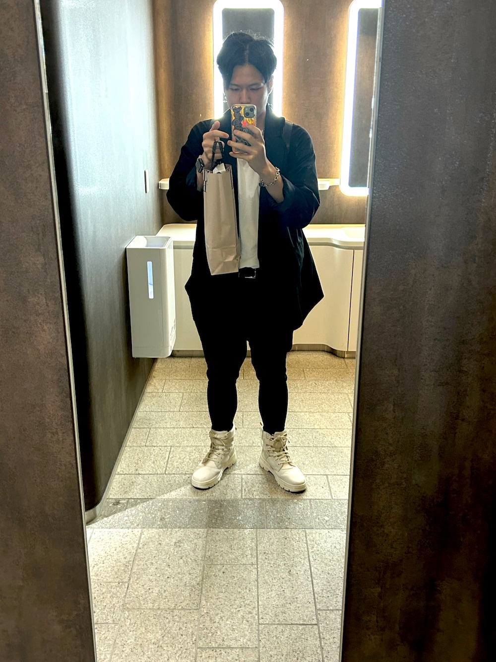 「チームラボ、おでかけコーデ、白Tシャツ、ジャケット、ブーツ、ハイカット、Dr.Martens、Y-3」｜「CAMBIOのmp9479-Super Stretch Twill Surrouel Tapered Silhouette Pants パンツ（その他パンツ、ブラック系）」を使った、ラダバンプさん（メンズ・167cm）の春コーディネートの1枚目の写真