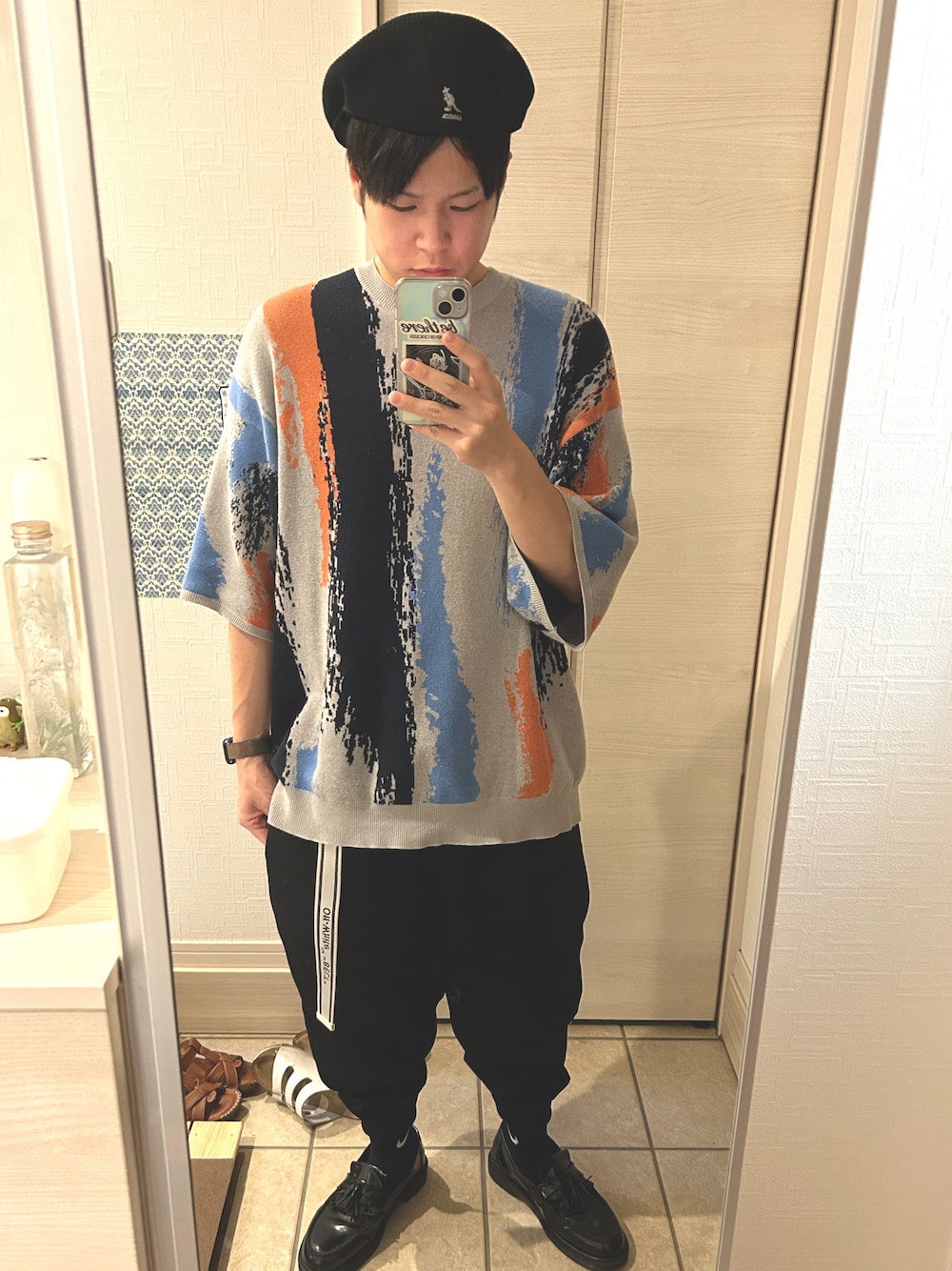 「Dr.Martens、KANGOL、サマーニット、サルエルパンツ、OFF-WHITE」｜「EMMA CLOTHESのイレギュラーストライプ ジャガード編みクルーネック半袖ニット EMMA CLOTHES 2023SS（ニット/セーター、グレー系）」を使った、ラダバンプさん（メンズ・167cm）の秋コーディネートの1枚目の写真