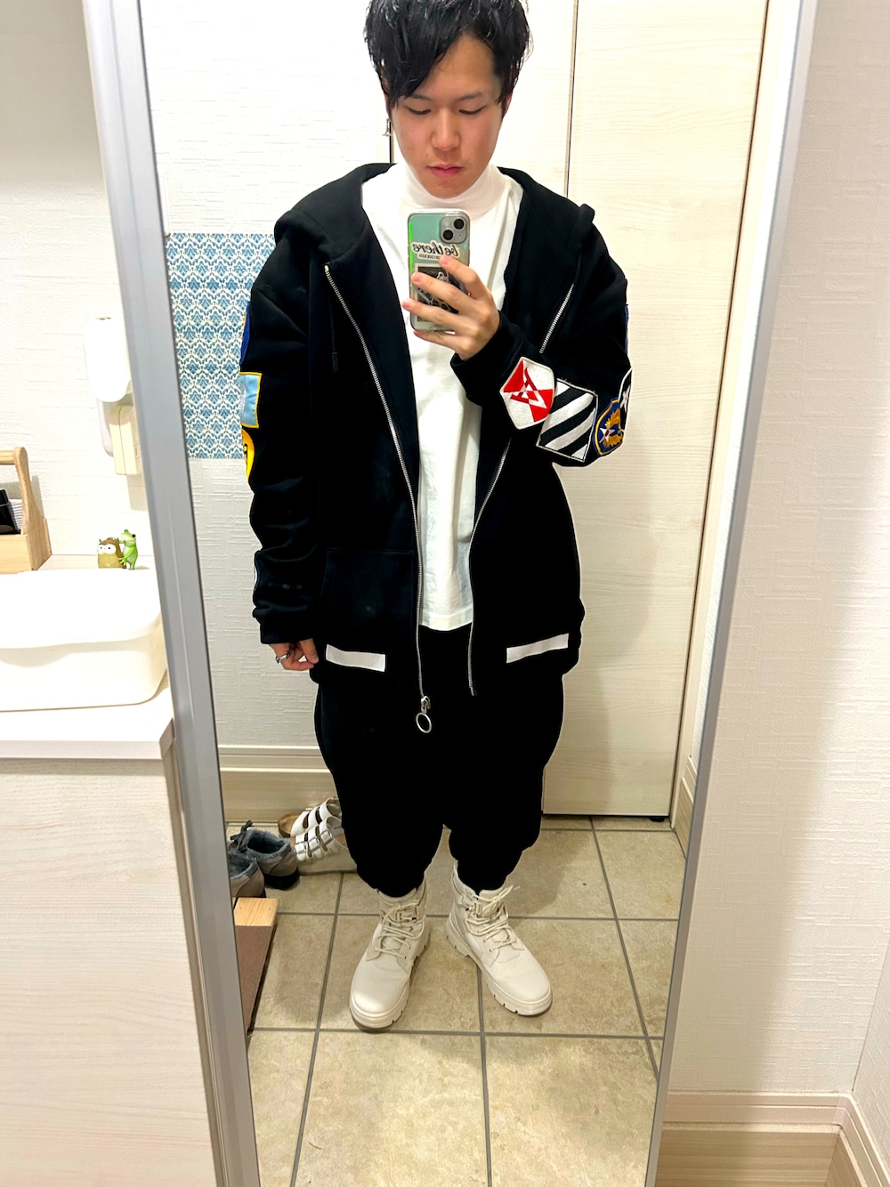 「OFF-WHITE、ジップパーカ、パーカー、ハイネック、Dr.Martens、サルエルパンツ」｜「off whiteのOFF WHITE パッチジップパーカー（パーカー、ブラック系）」を使った、ラダバンプさん（メンズ・167cm）の冬コーディネートの1枚目の写真