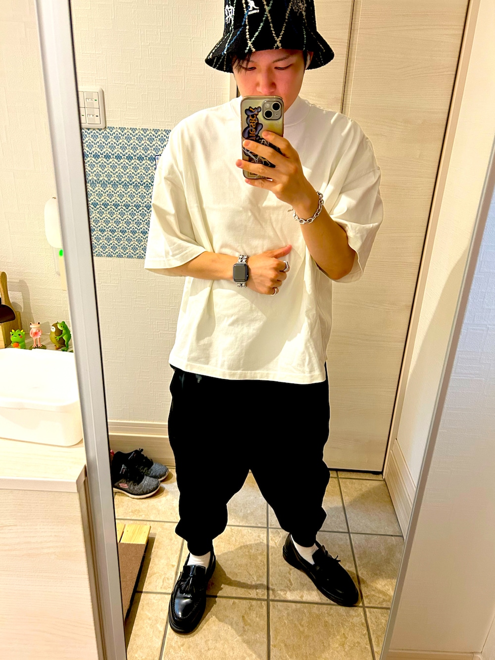 「KANGOL、ハット、Dr.Martens、ローファー、白Tシャツ、UNITED TOKYO、サルエルパンツ」｜「KANGOLのアイテム（ハット、ブラック系）」を使った、ラダバンプさん（メンズ・167cm）の夏コーディネートの1枚目の写真