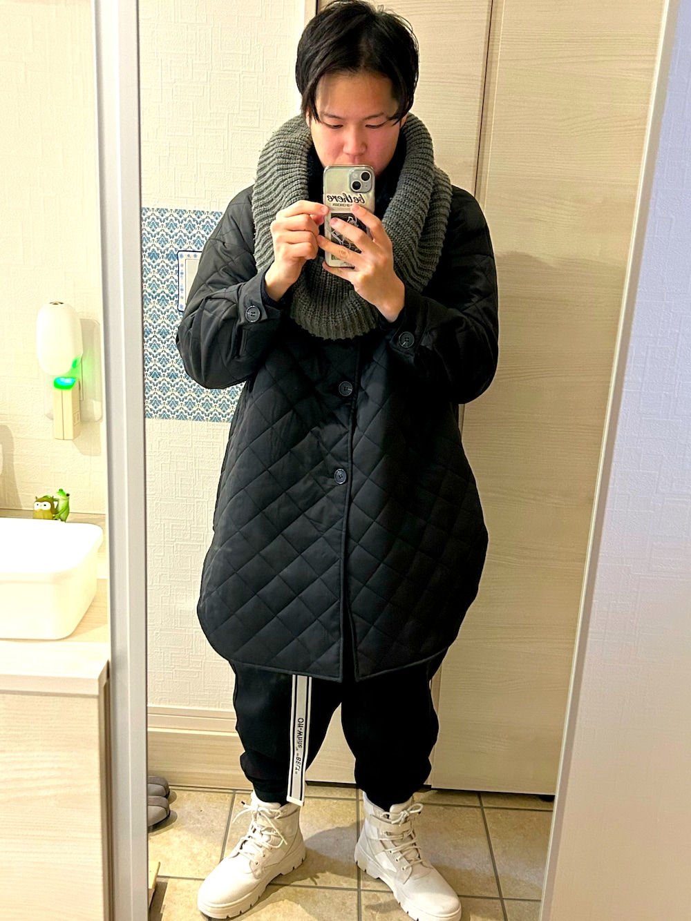 「ロングコート、黒、Dr.Martens、ハイカット、ブーツ、新星WEARISTAにエントリー」｜「MOTTOのアイテム（ナイロンジャケット、ブラック系）」を使った、ラダバンプさん（メンズ・167cm）の冬コーディネートの1枚目の写真