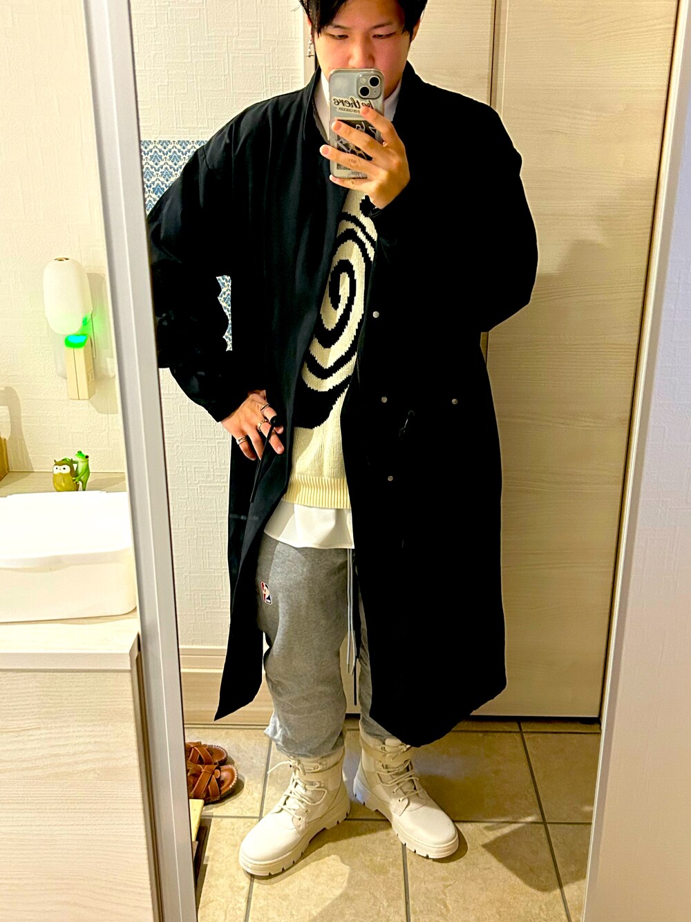 「Dr.Martens、UNITED TOKYO、ロングコート、ニット、stussy、NIKE、スウェットパンツ」｜「UNITED TOKYOのアイテム（ダッフルコート、ブラック系）」を使った、ラダバンプさん（メンズ・167cm）の冬コーディネートの1枚目の写真