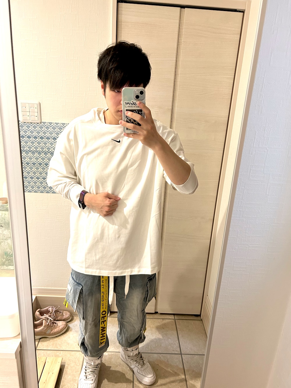 「NIKE、白Tシャツ、シンプルコーデ、デニム、カーゴパンツ、ハイカットスニーカー」｜「NIKEのNIKE ナイキ W ESS OS TEE ショートスリーブ DX7911 100WHITE（Tシャツ/カットソー、ホワイト系）」を使った、ラダバンプさん（メンズ・167cm）の春コーディネートの1枚目の写真