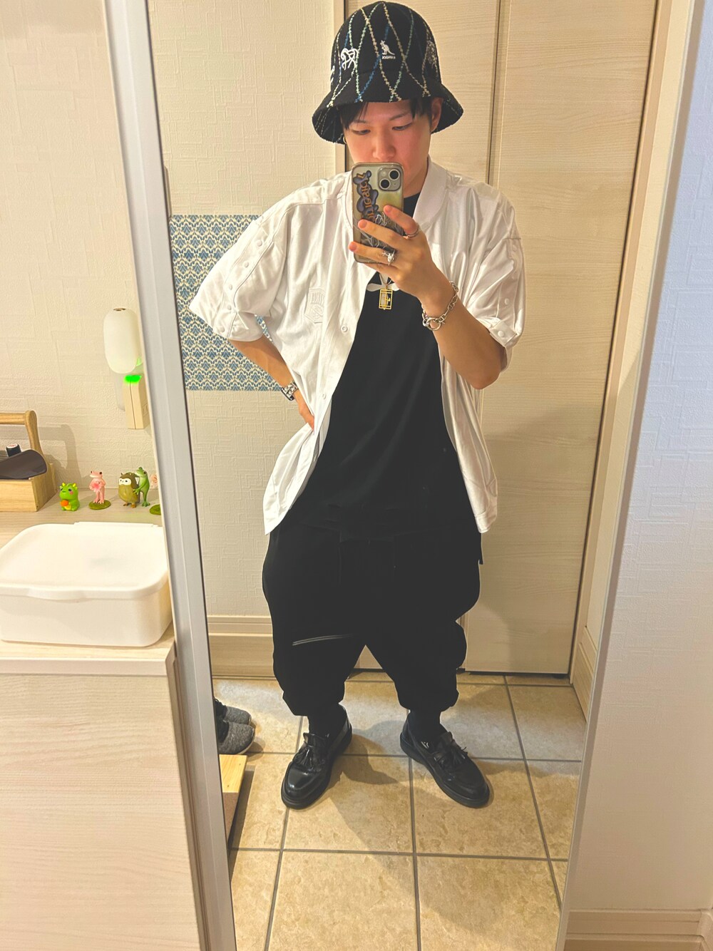 「NIKE、Dr.Martens、サルエルパンツ、ハット、KANGOL、タンクトップ」｜「KANGOLのアイテム（ハット、ブラック系）」を使った、ラダバンプさん（メンズ・167cm）の夏コーディネートの1枚目の写真
