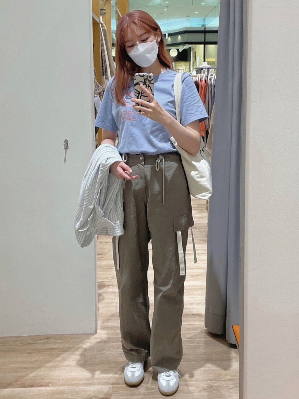 「パンツスタイル、カジュアルコーデ、スニーカーコーデ、カジュアル、ゆるコーデ、韓国ファッション、ユニクロ、STYLENANDA、トートバッグ、ジャーマントレーナー、スニーカー、おしゃれさんと繋がりたい」｜「UNIQLOのアイテム（Tシャツ/カットソー、ブルー系）」を使った、ayakaさん（レディース・161cm）の秋コーディネートの1枚目の写真