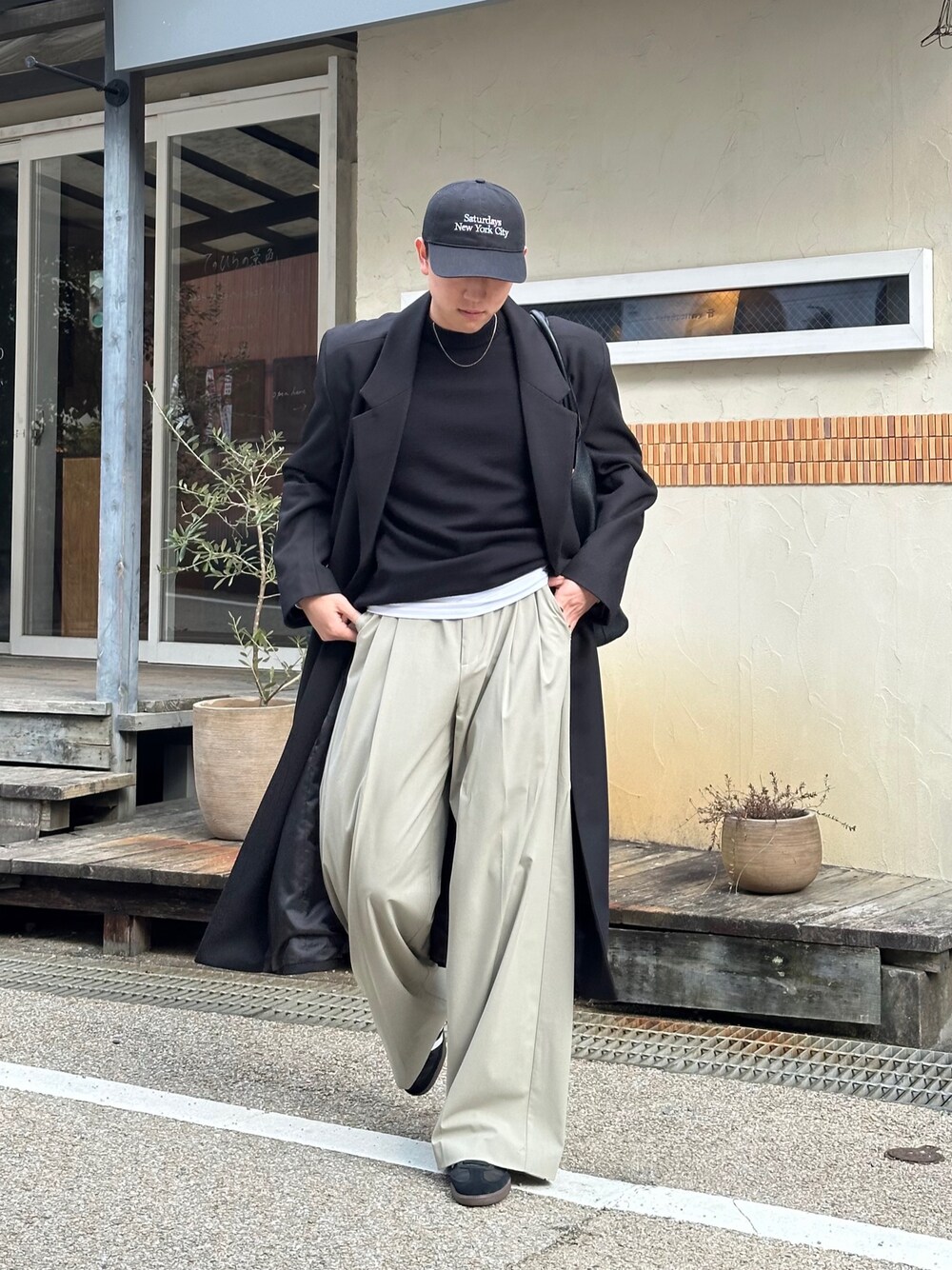 「冬のコーデ、お出かけコーデ、プチプラ、オトナカジュアル、キレイめカジュアル、休日スタイル、お洒落さんとつながりたい、アウターコーデ、黒、秋冬コーデ、ブラックコーデ、スニーカー、スニーカーコーデ」｜「Saturdays GolfのWashed cap（キャップ、ブラック系）」を使った、Kaito さん（メンズ・175cm）の冬コーディネートの1枚目の写真