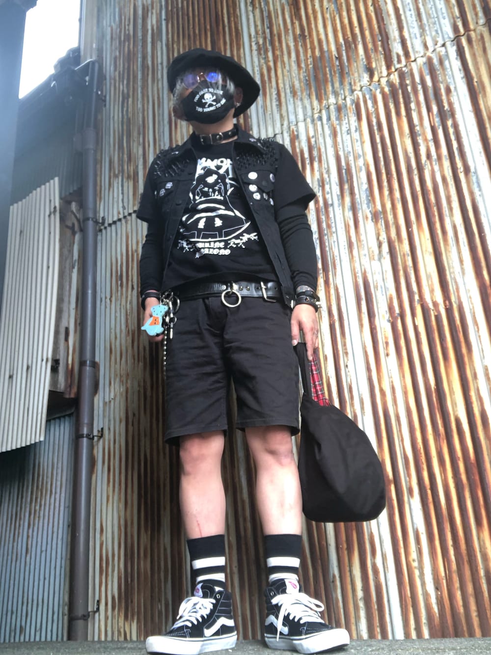 ブラック系のベスト、ブラック系のデニムパンツ、ブラック系のスニーカーを着用したメンズの夏コーディネートの1枚目の写真
