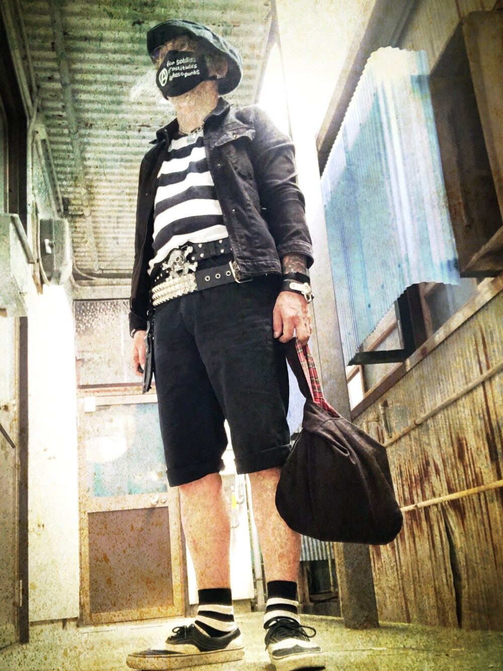 ブラック系のデニムパンツ、ブラック系のエコバッグ/サブバッグ、その他のスニーカーを着用したメンズの夏コーディネートの1枚目の写真