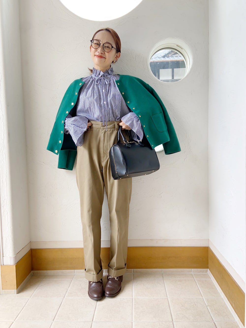 「秋ルック紹介するよ、あしながおじさん、あしながおじさんの靴、足が痛くならない靴、PR、オトナ女子、秋コーデ、キレイめ、オフィススタイル、大人かわいい、ローファー、めがね、チノパン、ジャケット、フリルブラウス」｜「あしながおじさんのクラシックビットローファー　-2410141（ローファー、ブラウン系）」を使った、きゃのさん（レディース・155cm）の秋コーディネートの1枚目の写真