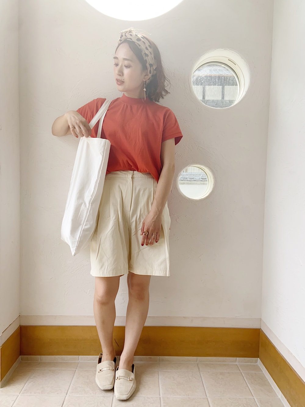 「夏コーデ、オトナカジュアル、CIENA、styledoor、シンプル、プチプラコーデ、プチハイネック、ハーフパンツ、カラーTシャツ、ビッグトート、ローファー、オレンジ、ママコーデ」｜「CIENAの新色追加！大人シルエットUSAコットンサイドスリットTee（Tシャツ/カットソー、オレンジ系）」を使った、きゃのさん（レディース・155cm）の春コーディネートの1枚目の写真