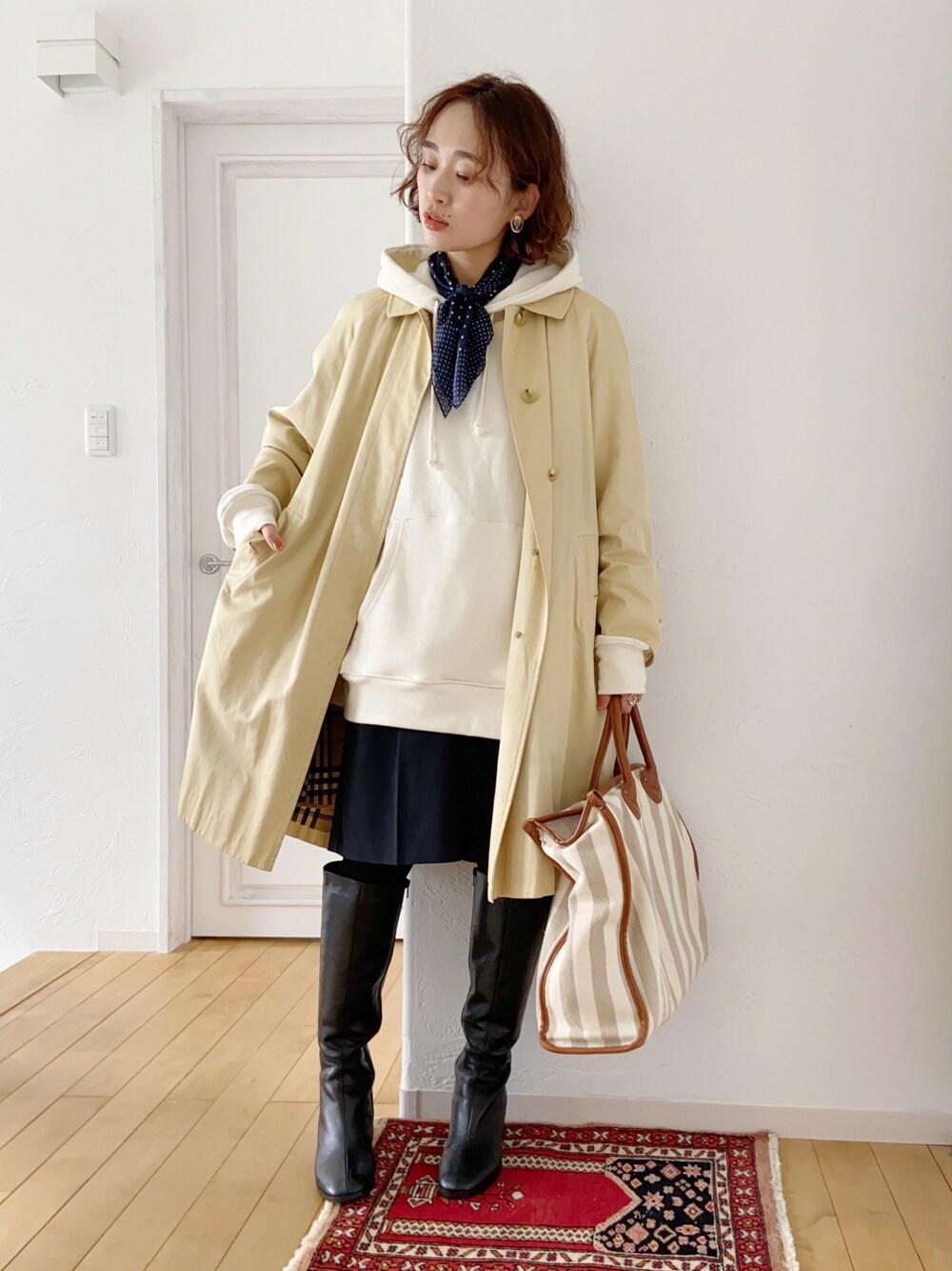 「bigbill、ビッグビル、パーカー、フーディー、ステンカラーコート、ハーフパンツ、ロングブーツ、オトナカジュアル、お出かけコーデ、シンプル、オーバーサイズ、スカーフ」｜「BIG BILLの【mina掲載商品】【 BIG BILL / ビッグビル 】ワイドパーカー X59390D BNU（パーカー、ホワイト系）」を使った、きゃのさん（レディース・155cm）の冬コーディネートの1枚目の写真