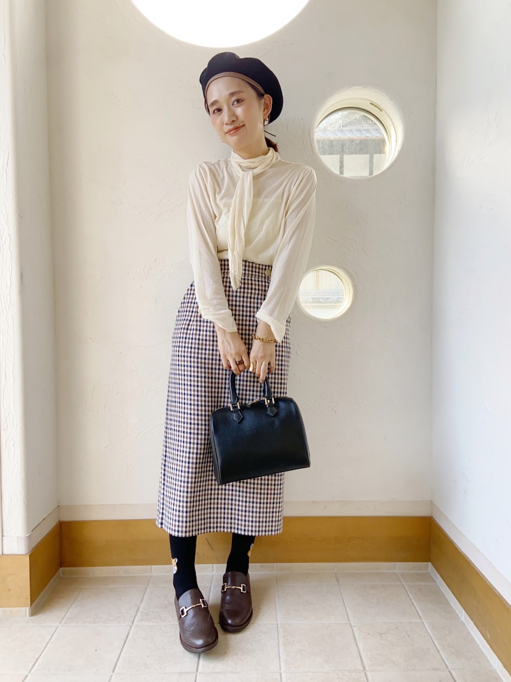 「あしながおじさん、あしながおじさんの靴、足が痛くならない靴、ローファー、秋服、初秋コーデ、大人女子、シースルー、タイトスカート、ベレー帽、ボストンバッグ、クラシカル」｜「FRAMeWORKのアイテム（ハンチング/ベレー帽、ブラック系）」を使った、きゃのさん（レディース・155cm）の秋コーディネートの1枚目の写真