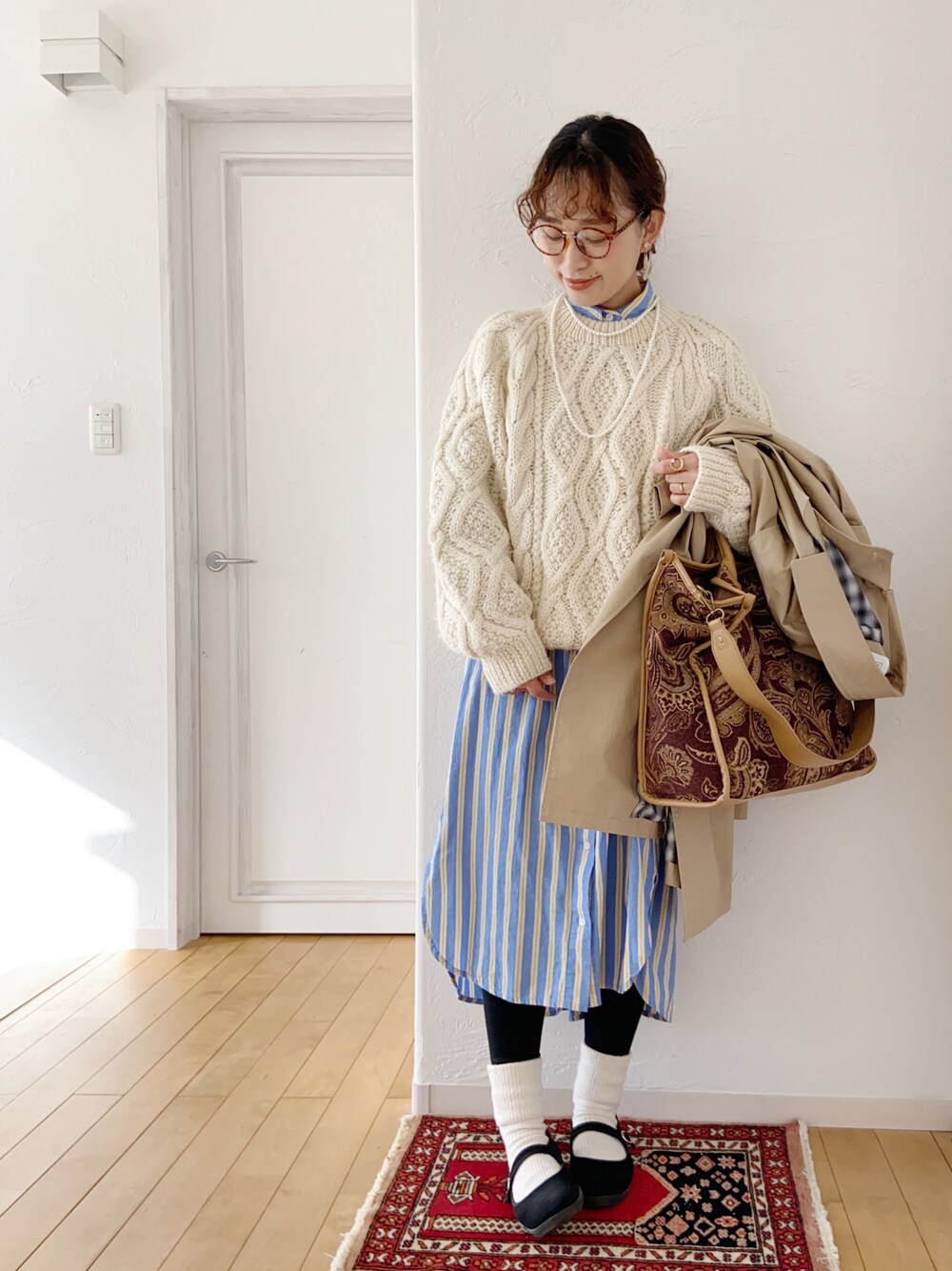 「大人カジュアル、メガネ女子、シャツワンピ、アランニット、ケーブルニット、白ニット、レイヤードスタイル、カンフーシューズ、ストラップシューズ、大きめバッグ、トレンチコート、パールネックレス、ストライプ」｜「FREE'S MARTのマルチワイドトート（トートバッグ、ブラウン系）」を使った、きゃのさん（レディース・155cm）の冬コーディネートの1枚目の写真