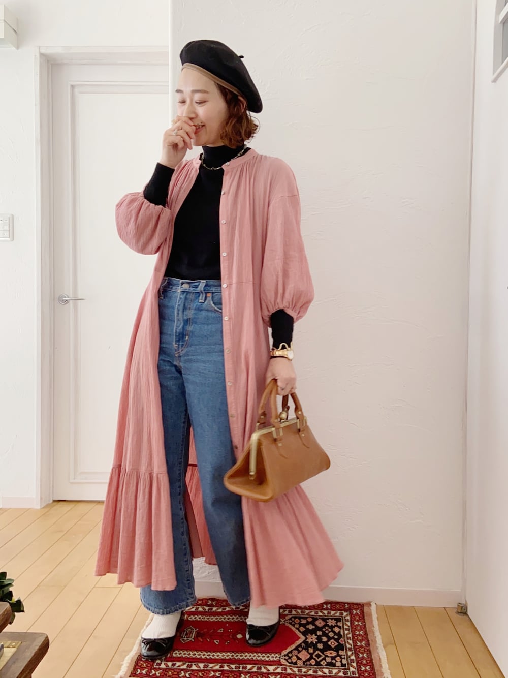 「春服、大人カジュアル、フレンチカジュアル、パンツスタイル、シャツワンピ、ピンクコーデ、デニムコーデ、大人女子、レイヤードスタイル、ベレー帽、バレエシューズ、ママコーデ」｜「SLOBE IENAの【Levi's/リーバイス】SLOBE別注MATH CLUB FLAREデニムパンツ【洗濯機洗い可】◆（デニムパンツ、ブルー系）」を使った、きゃのさん（レディース・155cm）の春コーディネートの1枚目の写真