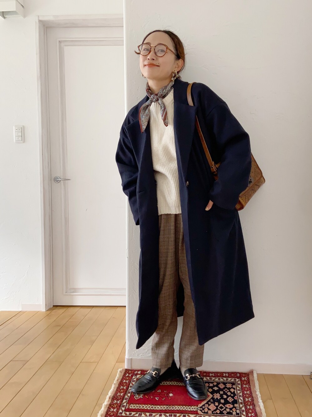 「toucher du brise、チェスターコート、ロングコート、オトナカジュアル、オトナ女子、パンツスタイル、シンプルコーデ、めがね、メガネ女子、ローファー、スカーフ、白ニット、ママコーデ、ママファッション」｜「brigntonのアイテム（ローファー、ブラック系）」を使った、きゃのさん（レディース・155cm）の冬コーディネートの1枚目の写真
