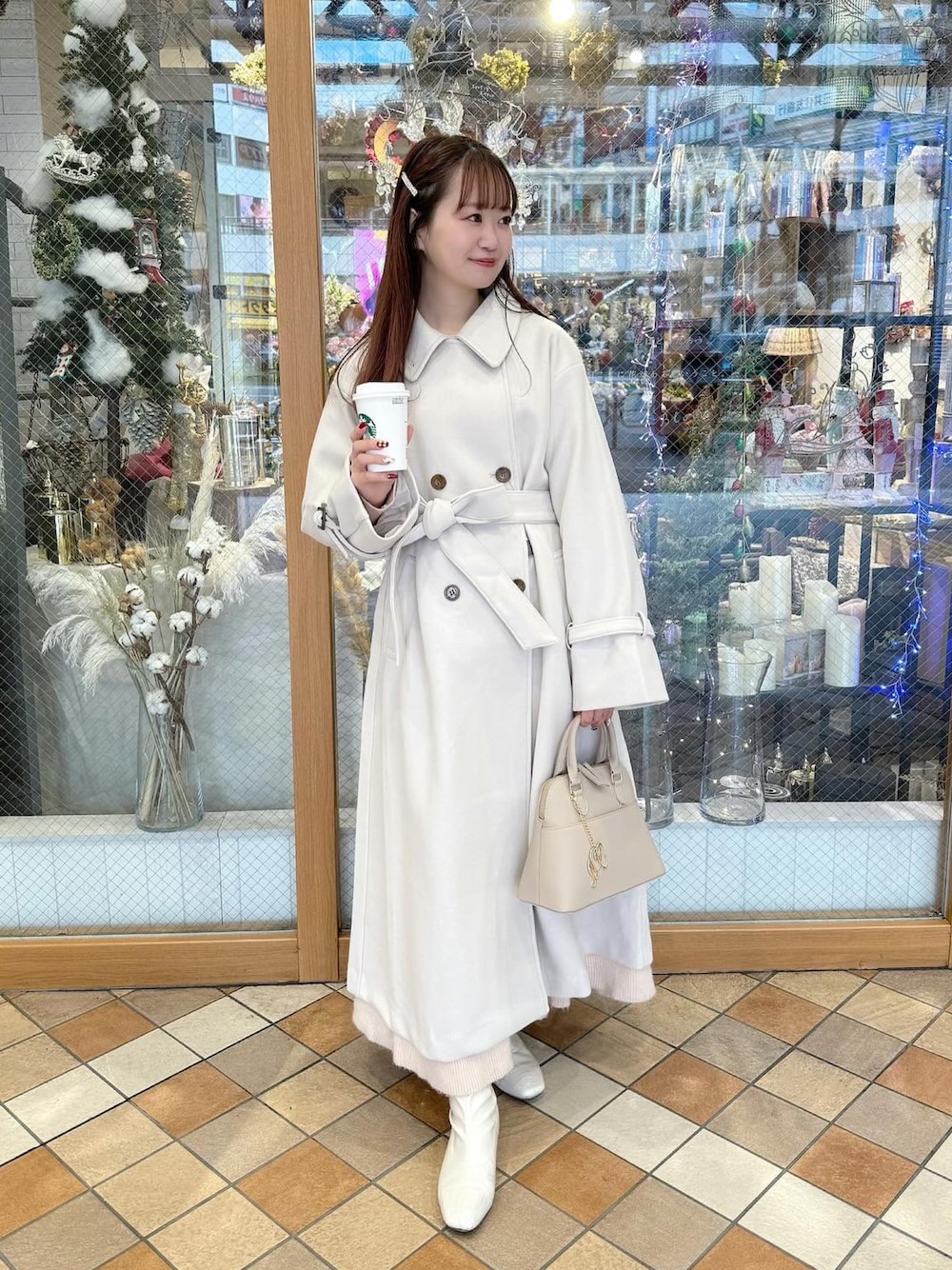 「おでかけコーデ、秋服コーデ、大人かわいい、キレイめ、冬コーデ、淡色コーデ、ブーツ、ロングコート、ケープ、冬アウター、one after another NICE CLAUP」｜「one after another NICE CLAUPのNCチャーム付きダブルジップハンドバッグ（ハンドバッグ、ホワイト系）」を使った、AYANOさん（レディース・159cm）の秋コーディネートの1枚目の写真
