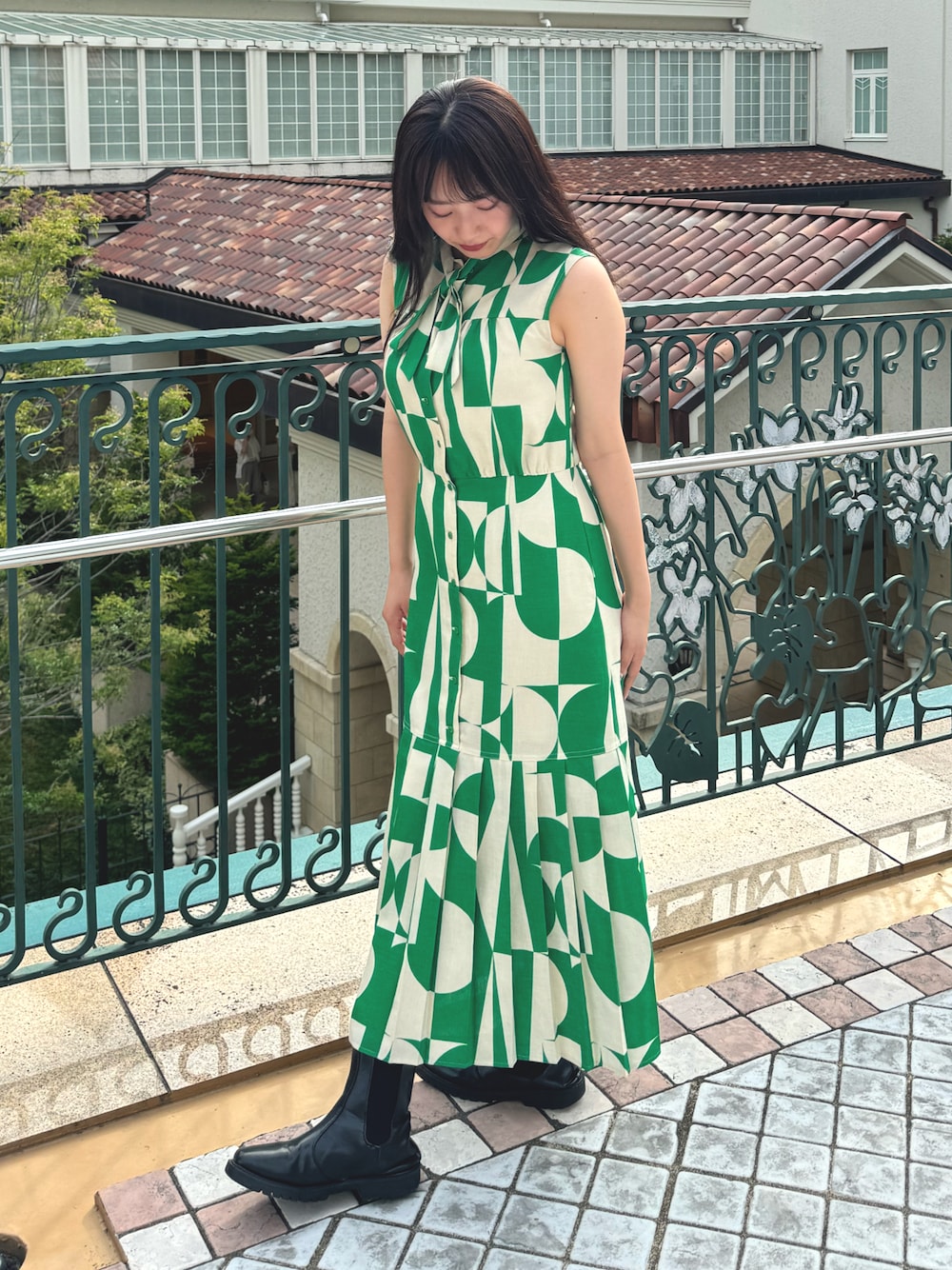 「アツいコーデ全部見せ、お出かけコーデ、夏ファッション、ワンピース、ブーツ、カジュアルスタイル」｜「SLYのGEOMETRIC PLEATS OP ジオメトリック シャツ プリーツ ワンピース（シャツワンピース、グリーン系）」を使った、うざみちゃん🦈さん（レディース・158cm）の夏コーディネートの1枚目の写真