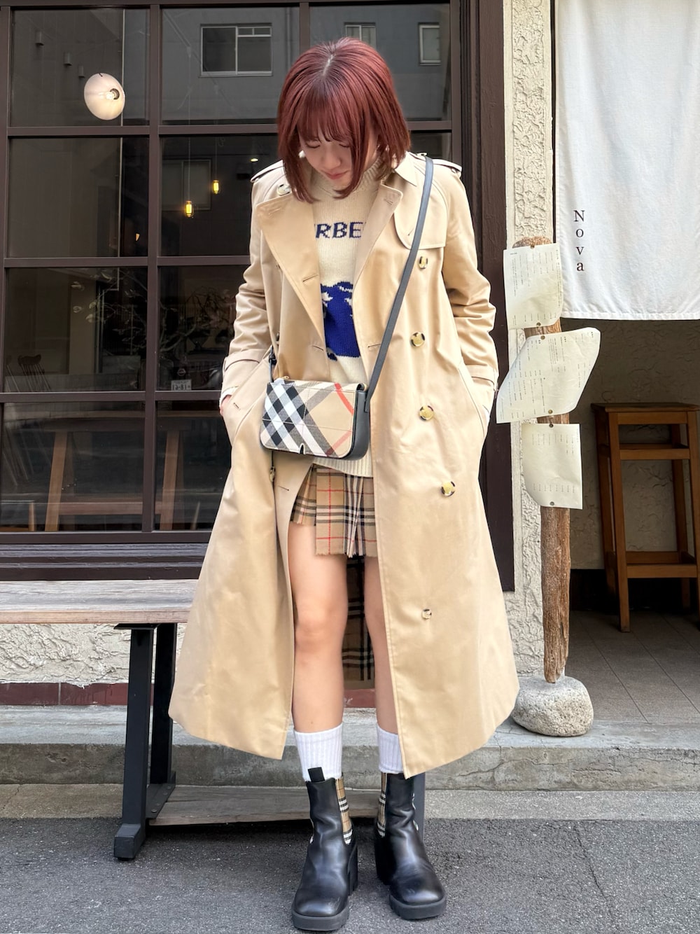 「春コーデ、おでかけコーデ、トレンチコート、白ニット、ブーツスタイル、ミニスカート」｜「BURBERRYのBurberry Allostock Check Chelsea Boots（ブーツ、ブラック系）」を使った、うざみちゃん🦈さん（レディース・158cm）の春コーディネートの1枚目の写真
